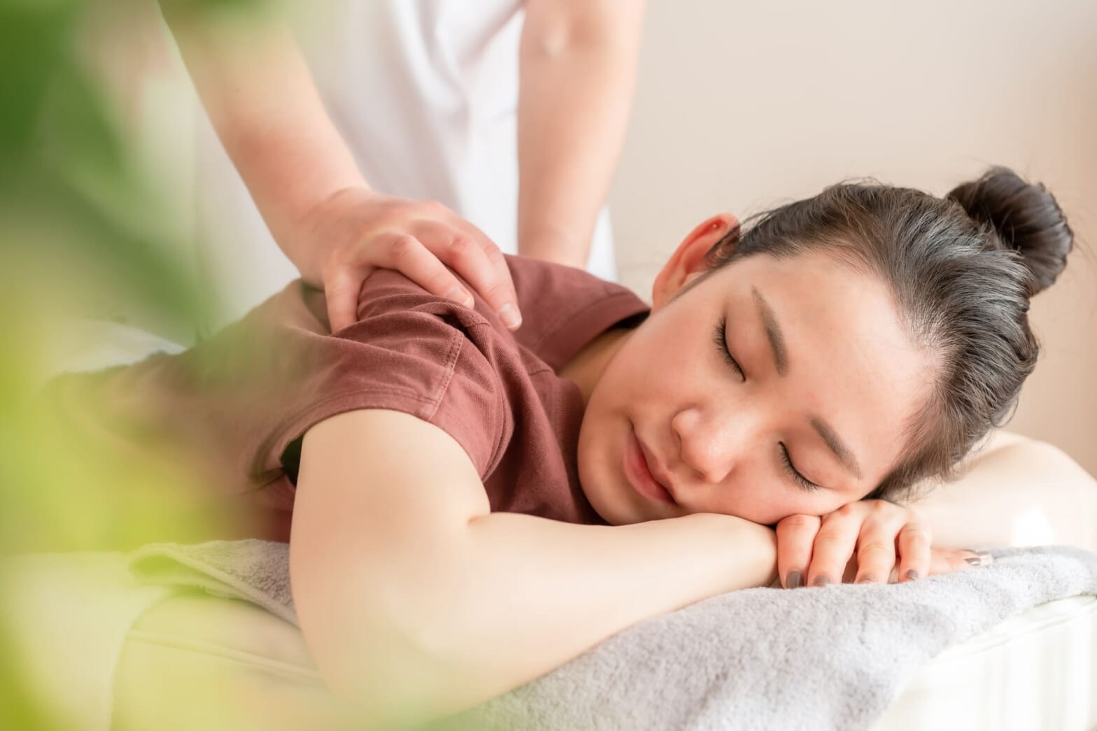 【深夜対応がありがたい】夜勤・遅くまで働く人に出張マッサージが選ばれる理由｜生活リズムを崩さず整える新習慣